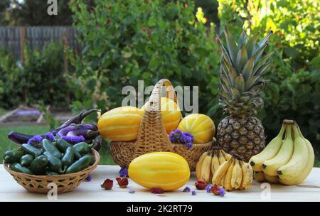 Frutta e verdura fresca in vendita presso il mercato agricolo banane e banane in miniatura Foto Stock