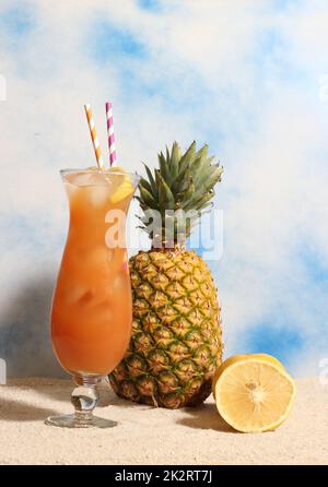 Bevanda tropicale Hurricane sulla spiaggia con arancia e ananas Foto Stock