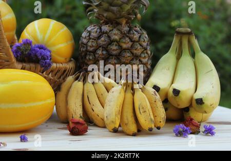 Frutta e verdura fresca in vendita presso il mercato agricolo banane e banane in miniatura Foto Stock