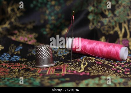 Filo rosa e tamburo su seta nera cinese d'epoca Foto Stock