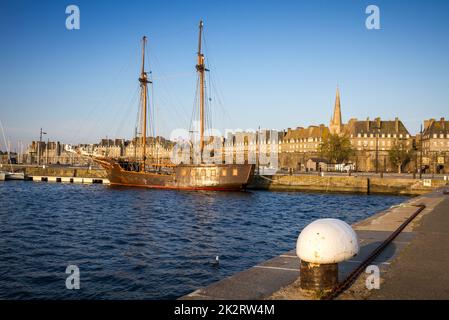 Vecchia nave corsara nel porto di Saint-Malo, Bretagna, Francia Foto Stock