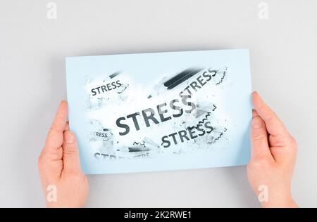 La parola stress è in piedi su una carta, penna con gomma, burnout concetto, equilibrio della vita lavorativa, ripartizione per esaurimento Foto Stock