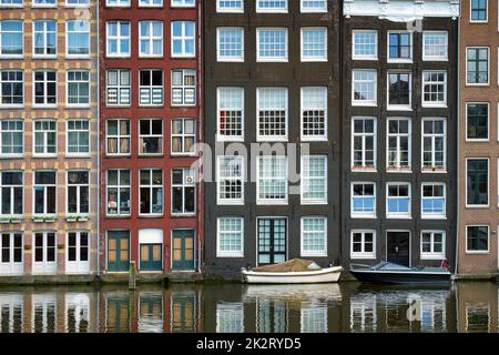 Canale di Amsterdam Damrak con case, Paesi Bassi Foto Stock