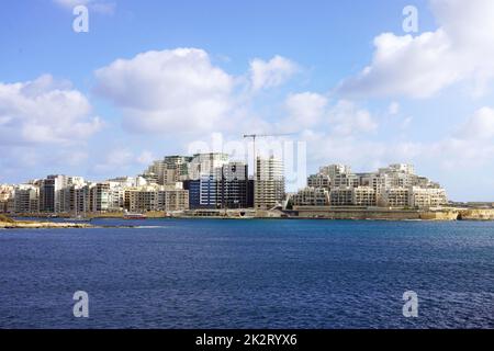 Paesaggio urbano di Sliema, Malta. Sliema è una città situata sulla costa nord-orientale di Malta, nel distretto di Northern Harbour. Foto Stock
