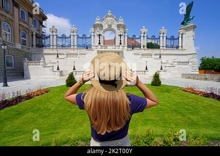 Turismo a Budapest. Torna indietro la giovane donna turistica in visita al Castello di Buda a Budapest, Ungheria, Europa. Foto Stock