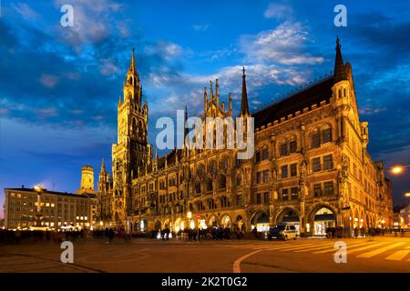 Piazza Marienplatz di notte con il nuovo Municipio Neues Rathaus Foto Stock