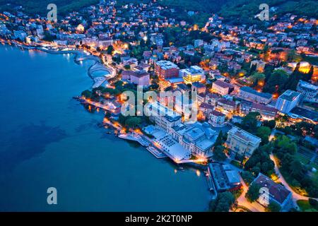 Vista aerea notturna della città di Opatija Foto Stock