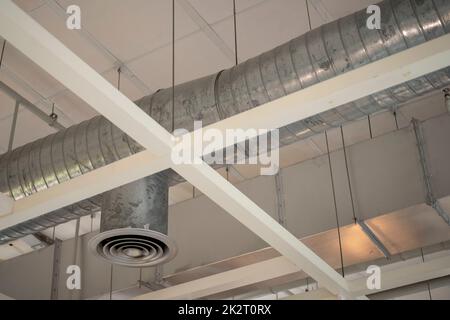 Aria condizionata condotto soffitto nell'edificio Foto Stock