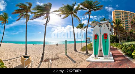 Turquoise sand palm beach and waterfront in Hollywood panoramic view Foto Stock