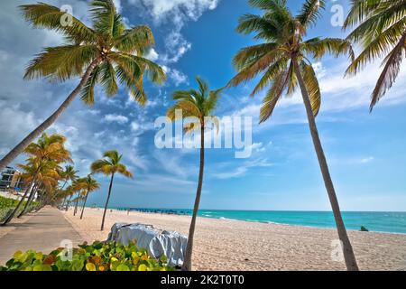 Spiaggia di sabbia turchese sull'oceano e vista sul lungomare di Hollywood, Florida Foto Stock