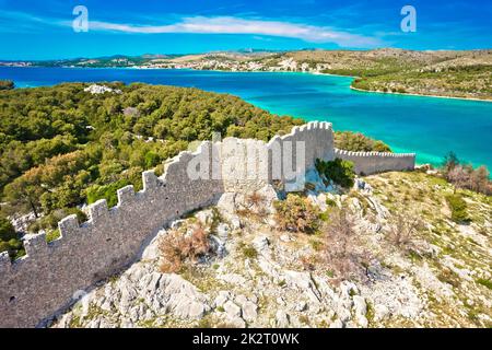 Ostrica storica difesa rovine muro in Grebastica baia vista aerea Foto Stock