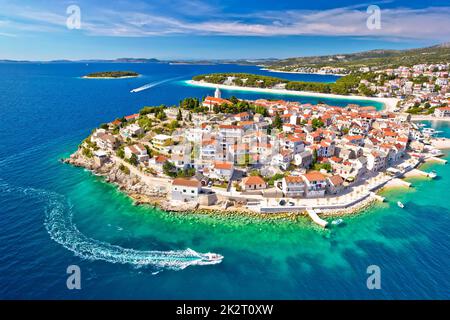 Città turistica Adriatica di Primosten veduta aerea panoramica dell'arcipelago, mare Adriatico Foto Stock