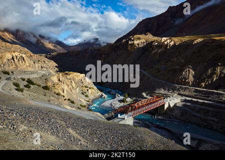 Ponte sul fiume Spiti in Himalaya sul tramonto Foto Stock