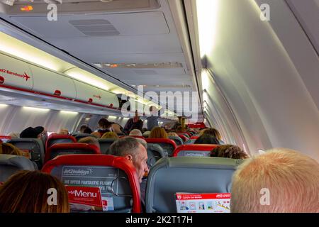 I passeggeri a bordo di un aeromobile Jet 2 Boeing 737 poco dopo il decollo dall'aeroporto di Manchester, nel nord dell'Inghilterra, nel Regno Unito Foto Stock