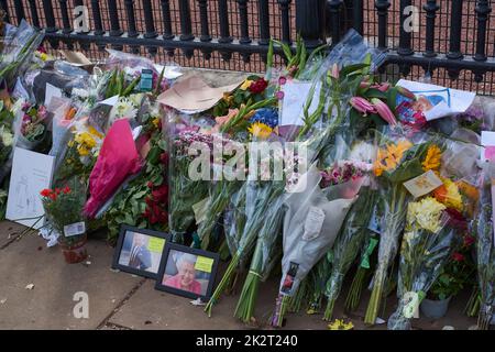 Tributi floreali alla Regina Elisabetta II fuori da Buckingham Palace, nel centro di Londra, Regno Unito, il 12th settembre 2022 Foto Stock