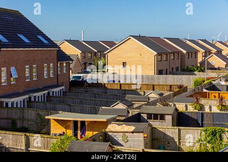 Vista sui giardini sul retro di un nuovo sviluppo di alloggi nel Regno Unito. Foto Stock