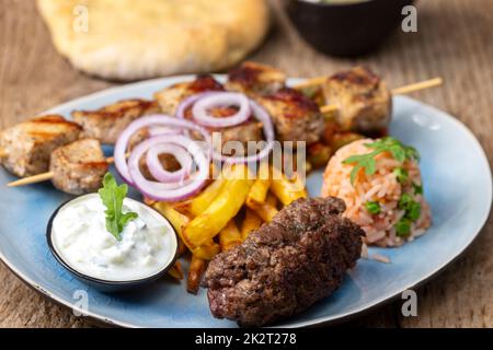 spiedini di souflaki greci Foto Stock