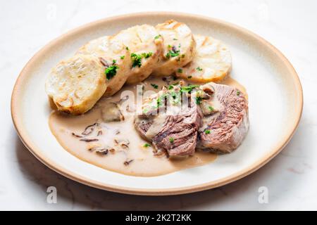 carne con salsa di funghi e gnocchi di karlsbad Foto Stock