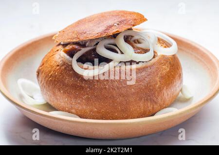 goulash di manzo in pagnotta di pane Foto Stock