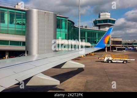 Vista dalla finestra dell'ala di un aeromobile Jet 2 Boeing 737 poco prima del decollo dall'aeroporto di Manchester, nel nord dell'Inghilterra, nel Regno Unito Foto Stock