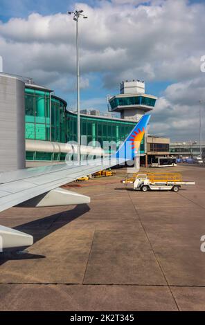 Vista dalla finestra dell'ala di un aeromobile Jet 2 Boeing 737 poco prima del decollo dall'aeroporto di Manchester, nel nord dell'Inghilterra, nel Regno Unito Foto Stock