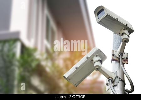 Telecamera a circuito chiuso CCTV, monitoraggio TV nella costruzione di un villaggio casa, sistema di sicurezza concetto. Foto Stock