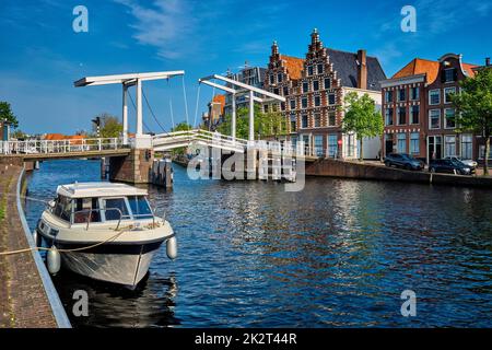 Fiume Spaarne con barca e Gravestenenbrug ponte in Haarlem, N Foto Stock