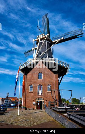 HAARLEM, PAESI BASSI - 6 MAGGIO 2017: Mulino a vento De Adriaan sul fiume Spaarne. Harlem, Paesi Bassi. Il mulino a vento originale risale al 1779 ed è un distinto Foto Stock