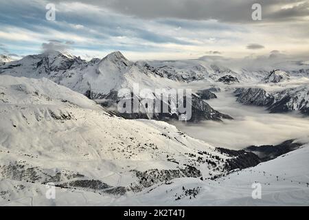 Paesaggio invernale di montagna sopra le nuvole Foto Stock