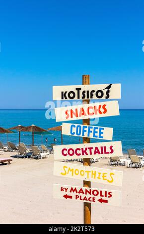 Spuntini, caffè e cocktail si firmano sulla spiaggia a Rethymno o Rethymnon, una località turistica sulla costa settentrionale di Creta in Grecia. Foto Stock