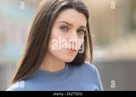 Donna arrabbiata e sospetta che guarda la macchina fotografica Foto Stock