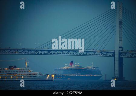 Linea di lusso (Queen Elizabeth) e il Ponte della Baia di Yokohama Foto Stock