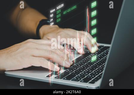 L'uomo si avvale dei computer per analizzare i dati e i grafici degli investimenti. Piani di trading finanziario e marketing tecnologico nel settore bancario digitale. Foto Stock