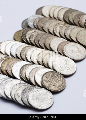 Molti diversi raccolta di monete su sfondo bianco Foto Stock