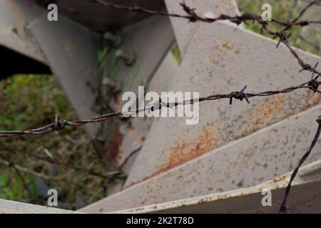 Particolare barriera anticarro hedgehod con filo spinato Foto Stock