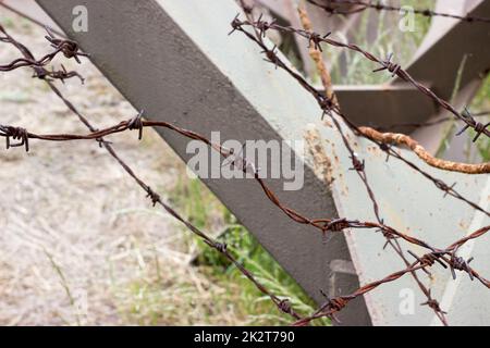 Particolare barriera anticarro hedgehod con filo spinato Foto Stock