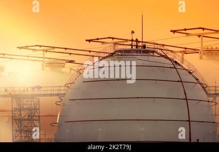 Serbatoio di stoccaggio gas industriale. Serbatoio di stoccaggio di GNL o di gas naturale liquefatto. Serbatoio rotondo di gas in raffineria di petrolio. Industria di stoccaggio del gas naturale e consumo sul mercato globale. Concetto di crisi energetica globale. Foto Stock