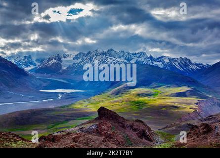 Paesaggio himalayano in Himalayas con fiume Foto Stock