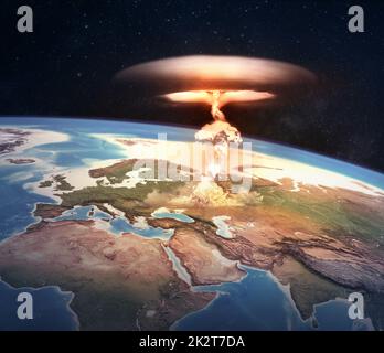 Esplosione della bomba atomica in Europa. Guerra nucleare a partire da una nuvola di funghi, pericoli di energia nucleare per il pianeta Terra - elementi forniti dalla NASA Foto Stock