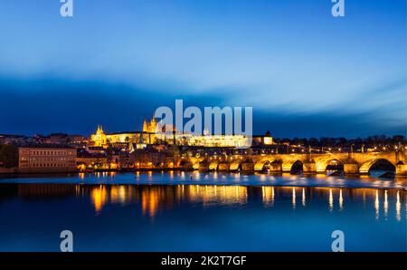 Panorama di Charles Bridge (Karluv most) e il Castello di Praga Foto Stock