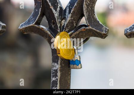 Primo piano vista di lucchetti d'amore appesi su una recinzione ponte Foto Stock