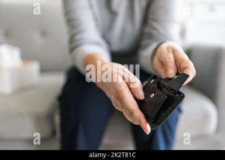 Donna anziana insoddisfatta del crescente costo della vita Foto Stock