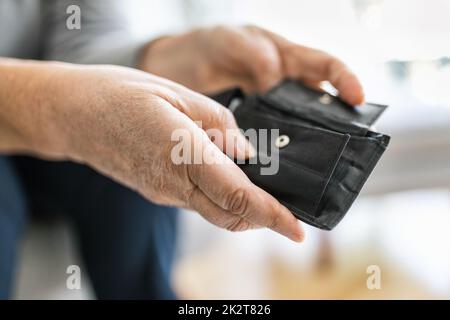 Donna anziana insoddisfatta del crescente costo della vita Foto Stock