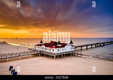 Vista del famoso vecchio molo di Ahlbeck sull'isola di Usedom nel mar baltico Foto Stock