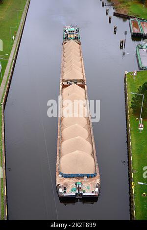 nave che trasporta la sabbia di ghiaia su un fiume Foto Stock