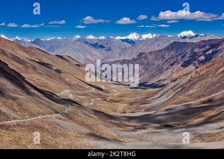 Karakorum Range e la strada in valle, Ladakh, India Foto Stock