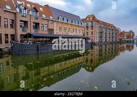 Scena urbana, vecchi edifici lungo il canale a Bruges, Belgio Foto Stock