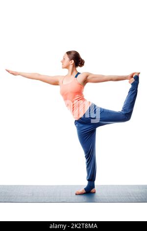 Donna fare yoga asana Natarajasana Foto Stock