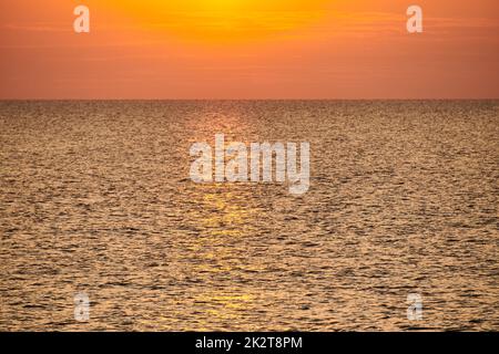 tramonto sul mar baltico paesaggio vibrante Foto Stock