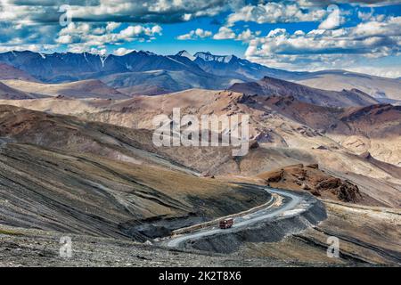 Indiano carrello camion su strada in Himalaya montagne Foto Stock